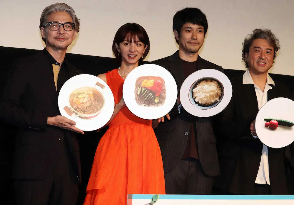 映画「川っぺりムコリッタ」の先行上映会に出席した（左から）吉岡秀隆、満島ひかり、松山ケンイチ、ムロツヨシ