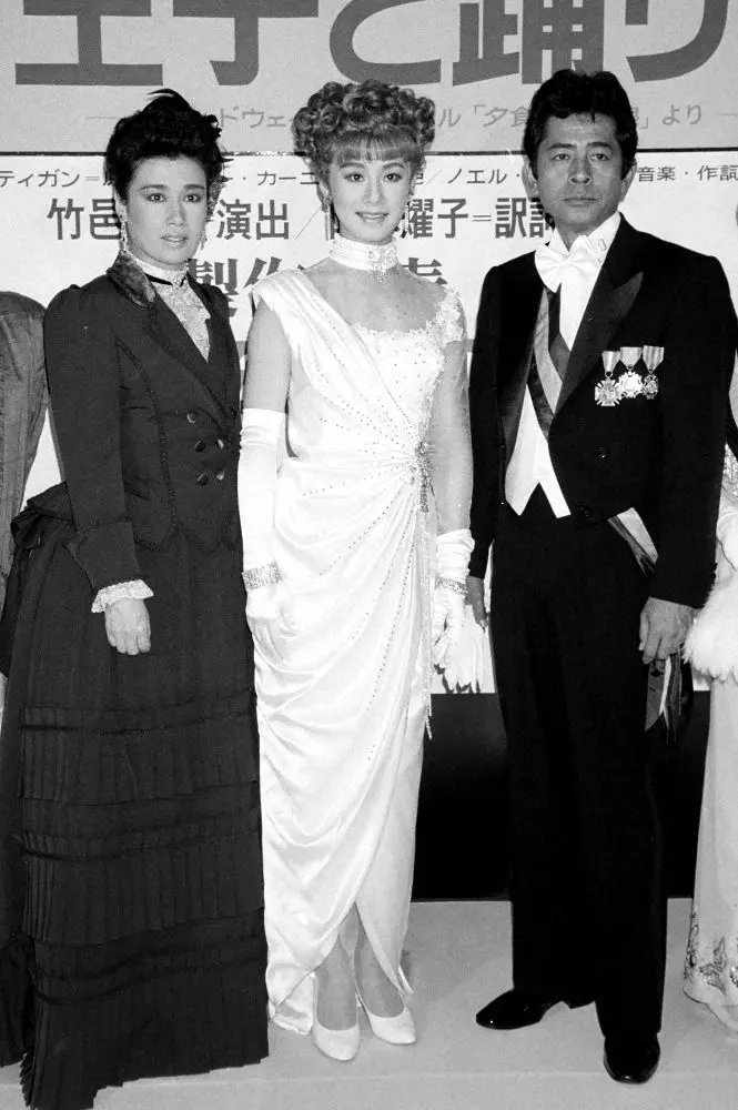 1987年、ミュージカル「王子と踊り子」製作発表で（左から）辺見マリ、大地真央、古谷一行さん