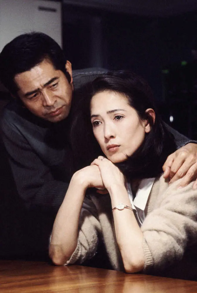 TBS「金曜日の妻たちへ」に主演した古谷一行さん（左）。いしだあゆみと夫婦を演じた（C）TBS