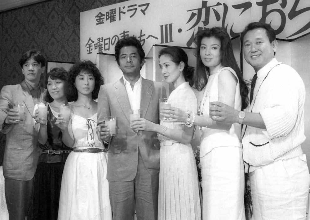 連続ドラマ「金曜日の妻たちへ3」の記者会見で写真に納まる古谷一行さん（左から4人目）ら