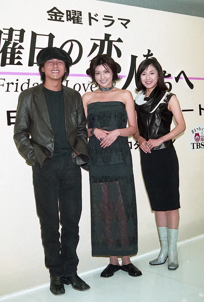 1999年12月、TBSドラマ「金曜日の恋人たちへ」制作発表に出席した（左から）高橋克典、藤原紀香、水野真紀