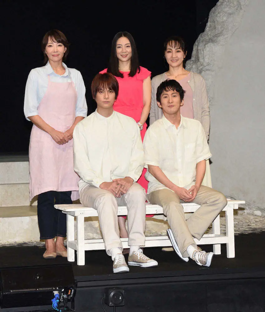 ミュージカル「COLOR」取材会に登壇した（前列左から）浦井健治、成河、（後列左から）柚希礼音、植村花菜、濱田めぐみ