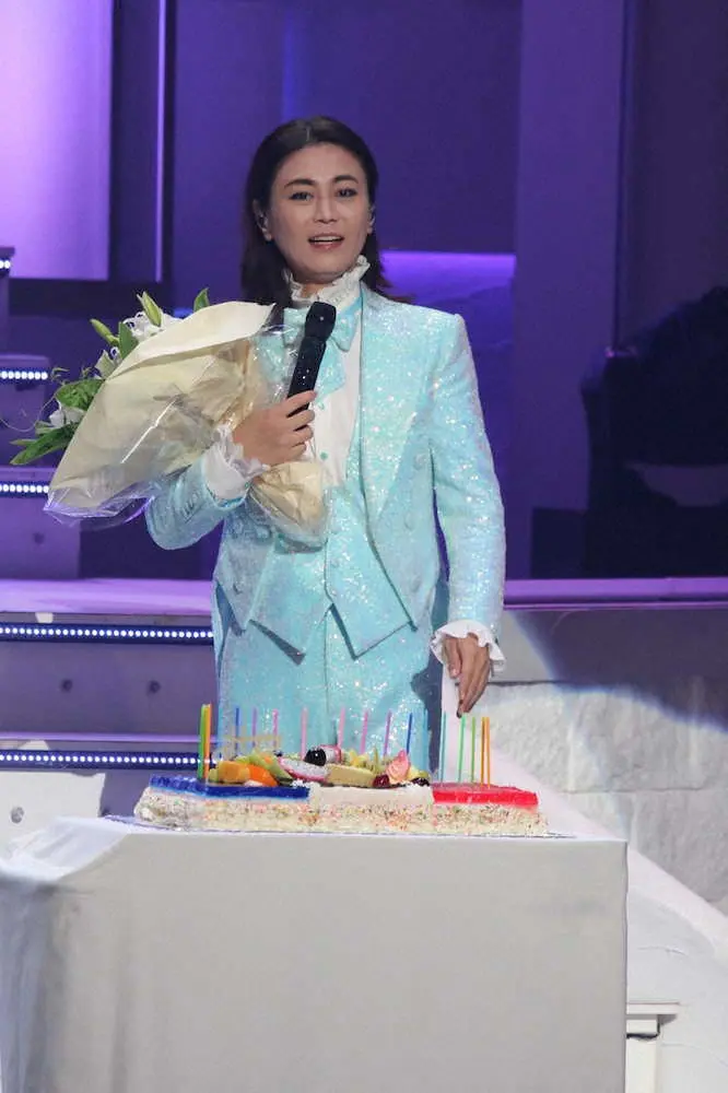 名古屋・御園座で行われた公演で、45歳の誕生日を迎えた氷川きよし