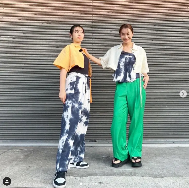 新山千春　16歳の愛娘とオソロコーデ公開に「姉妹みたい！」「かっこいい母娘」「笑う顔が、おんなじ」