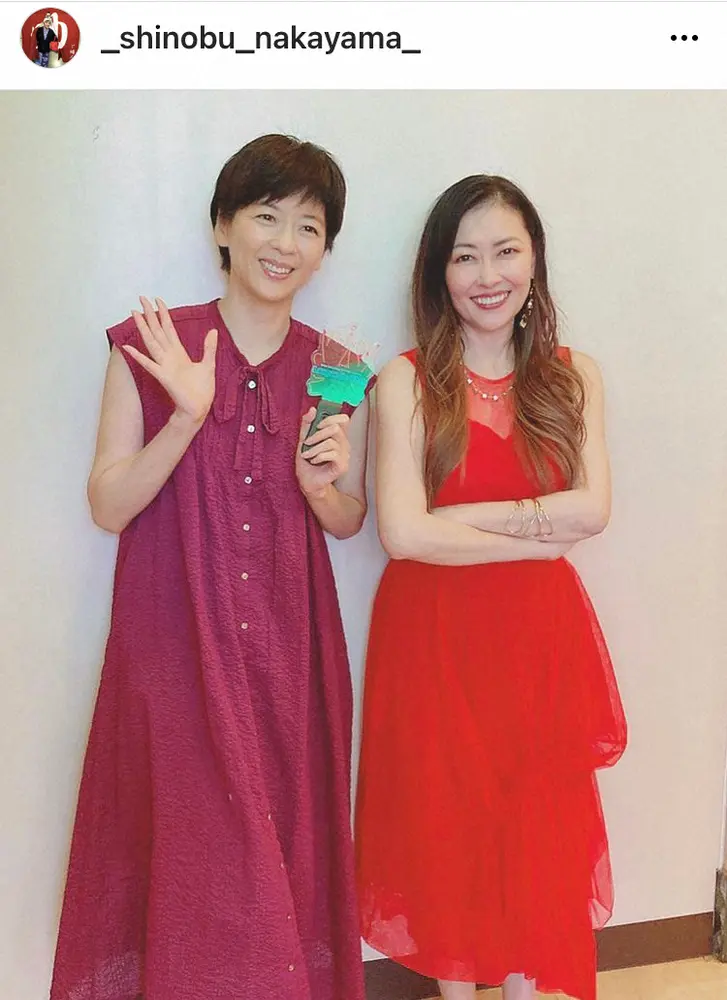 中山忍　「お姉ちゃんがステージ上で」姉・美穂との姉妹ショット公開に「姉妹揃ってステキ」「尊い」の声