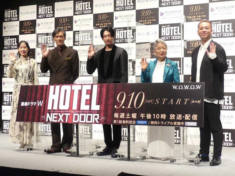 WOWOW「連続ドラマW　HOTEL―NEXT　DOOR―」完成披露試写会に出席した（左から）阿部純子、加藤雅也、ディーン・フジオカ、草笛光子、御法川修監督