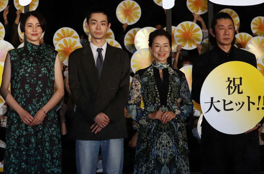 映画「百花」の初日舞台あいさつに登壇した（左から）長澤まさみ、菅田将暉、原田美枝子、永瀬正敏
