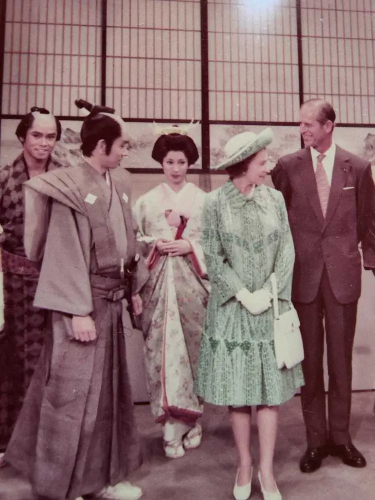 大河ドラマの現場を訪れたエリザベス女王とフィリップ殿下にあいさつする（左から）峰竜太、石坂浩二、松原智恵子