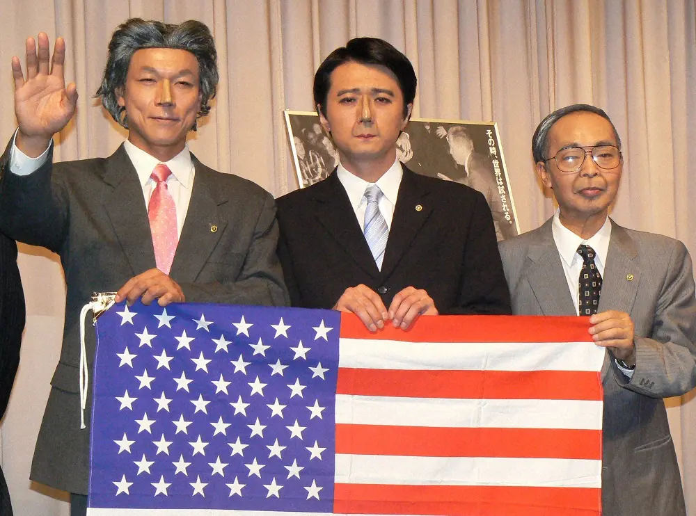 2007年、小泉、安倍、福田の歴代元首相のものまねで登場する社会派風刺コント集団「ザ・ニュースペーパー」の（左から）松下アキラ、福本ヒデ、渡部又兵衛さん