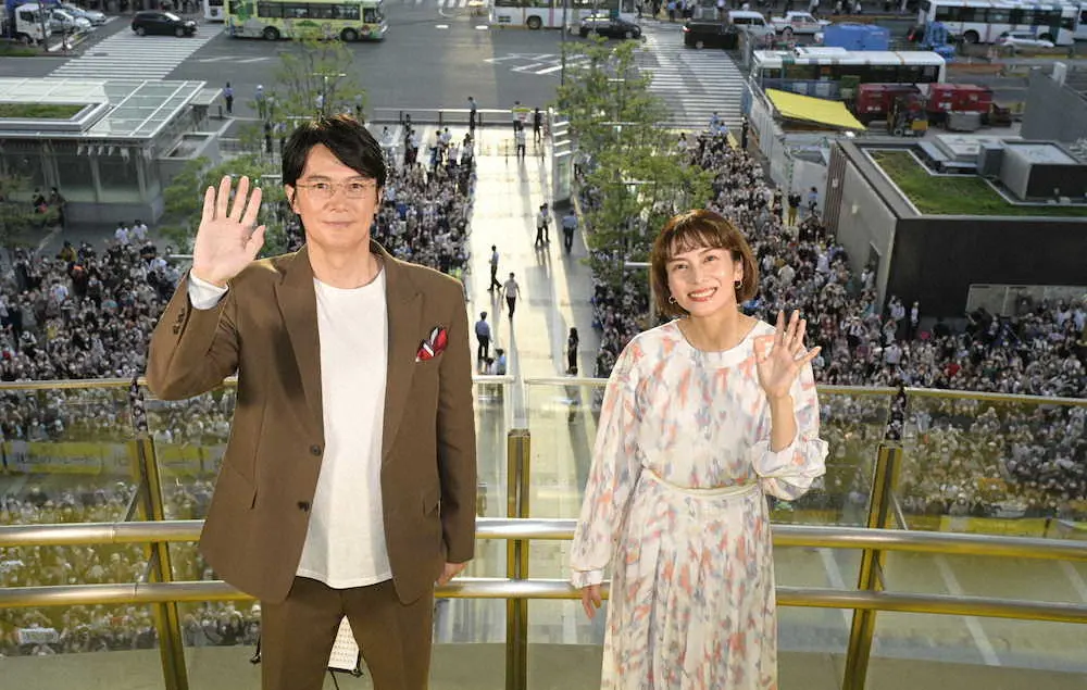 JR博多駅前広場で映画「沈黙のパレード」のPRイベントを行う福山雅治、柴咲コウ