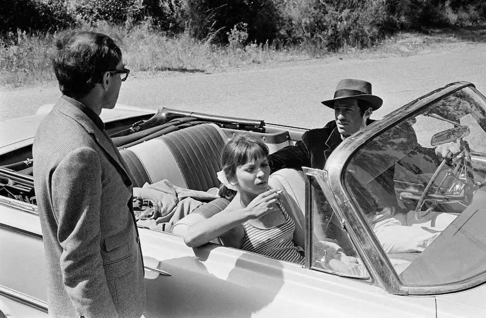 65年、映画「気狂いピエロ」の撮影に臨む（左から）ゴダール氏、アンナ・カリーナ、ジャン＝ポール・ベルモンド（ゲッティ＝共同）