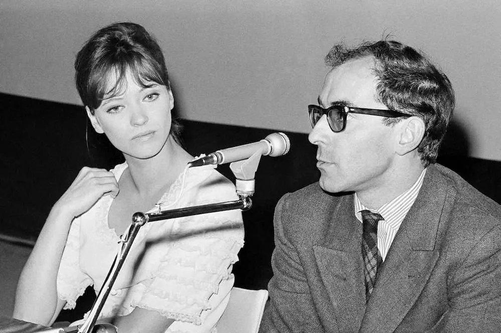65年、フランスの女優アンナ・カリーナさん（左）と映画祭に出席したゴダール監督（AP）