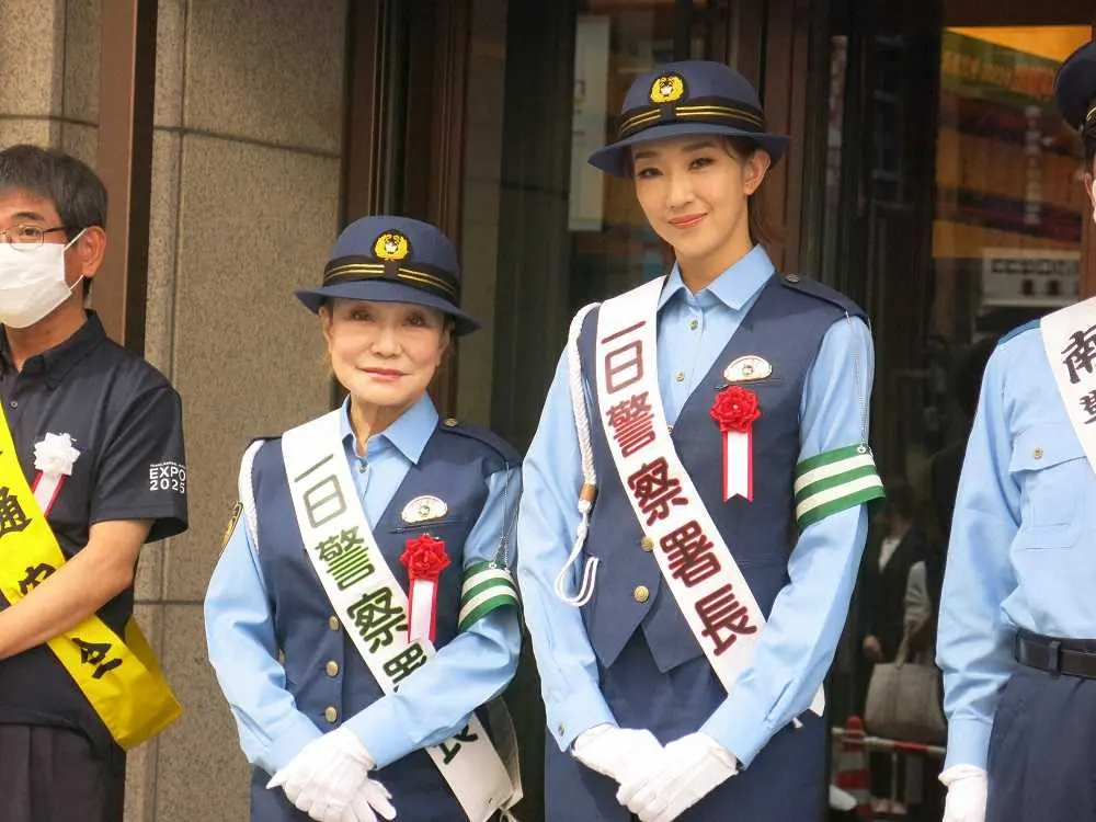 紅ゆずるが大阪府警南署の一日警察署長に「交通ルールを守り皆さんの規範になることを誓います」