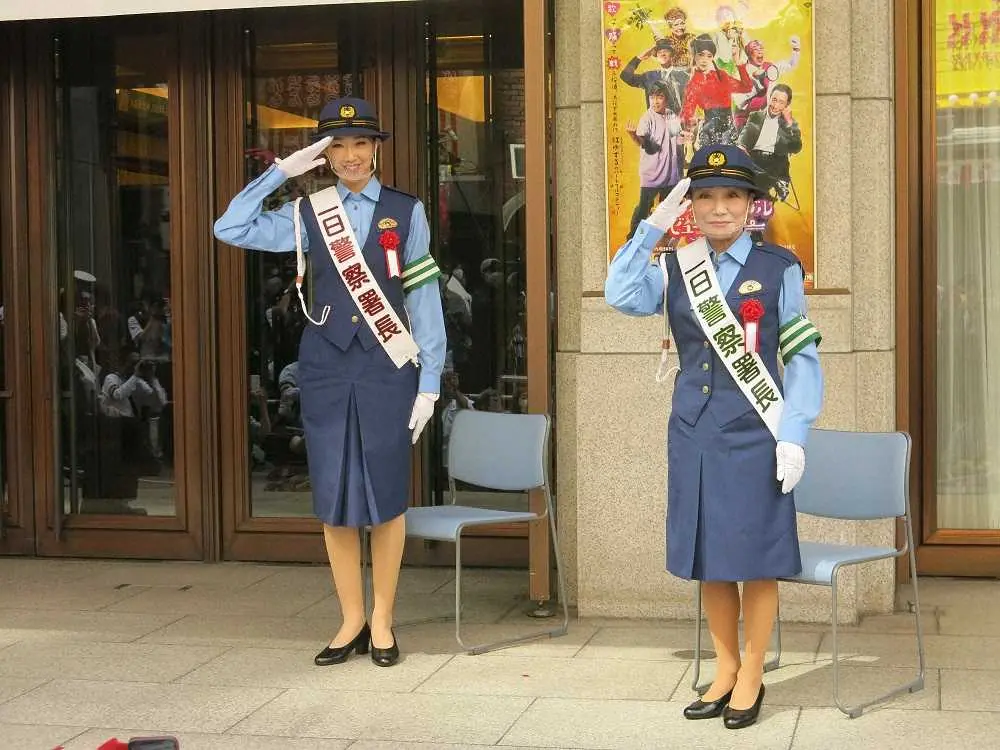 【画像・写真】紅ゆずるが大阪府警南署の一日警察署長に「交通ルールを守り皆さんの規範になることを誓います」