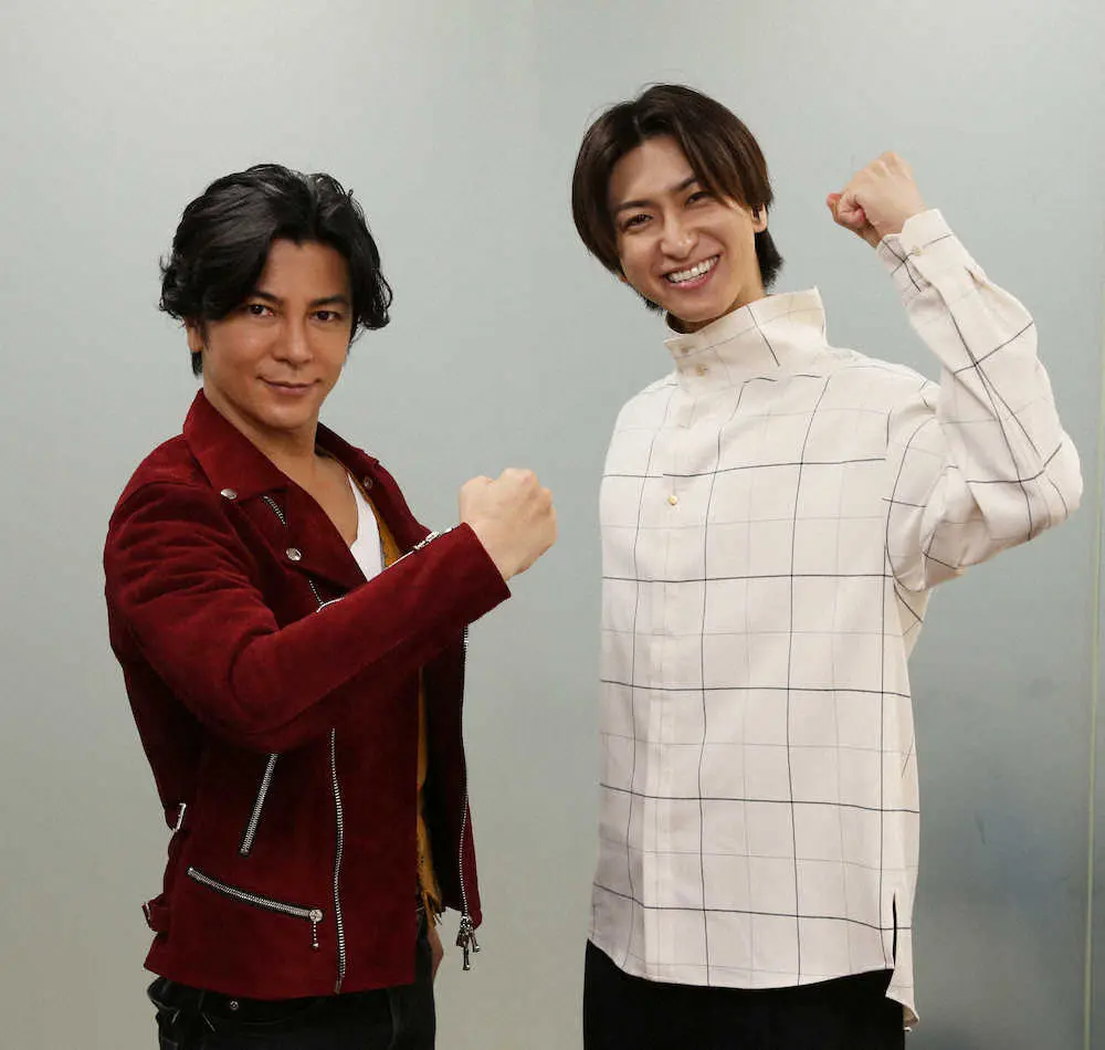 ミュージカル「スクルージ」に出演する武田真治（左）と相葉裕樹はポーズを決める（撮影・西海健太郎）
