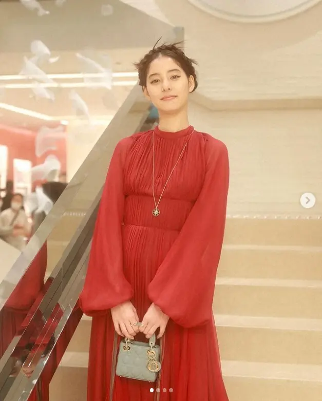 新木優子　赤のドレス姿披露に「女神みたい」「美しすぎる…」「レイア姫かな？」「可愛すぎ」
