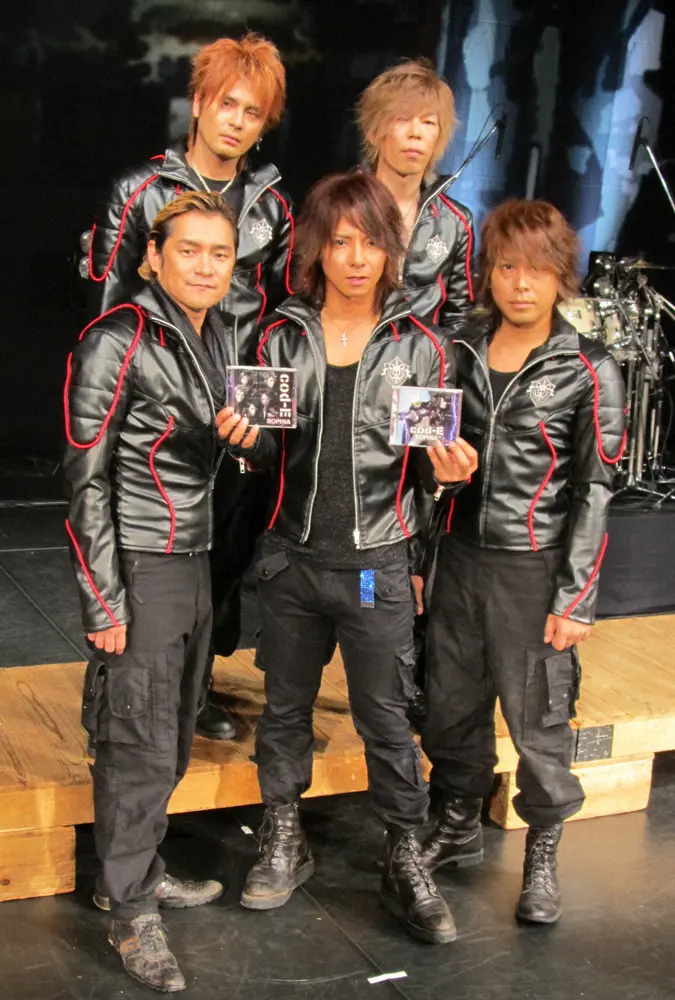 ロックバンド「SOPHIA」（前列左から）都啓一、松岡充、赤松芳朋。（後列左から）黒柳能生、豊田和貴（2011年撮影）