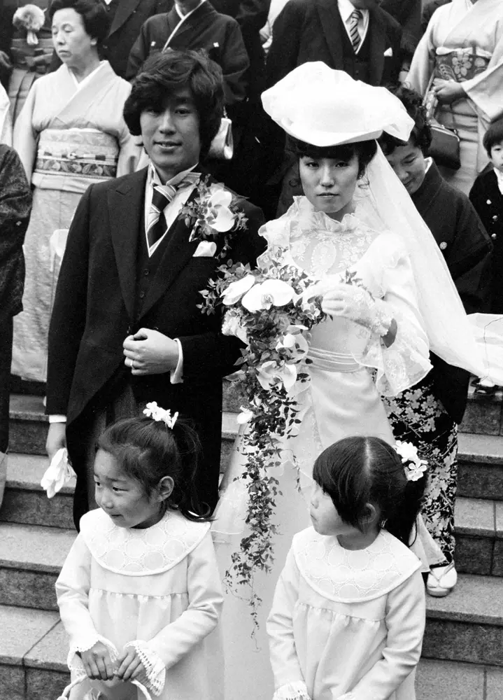 1976年、松任谷正隆（左）と結婚式を挙げた荒井由実（当時）