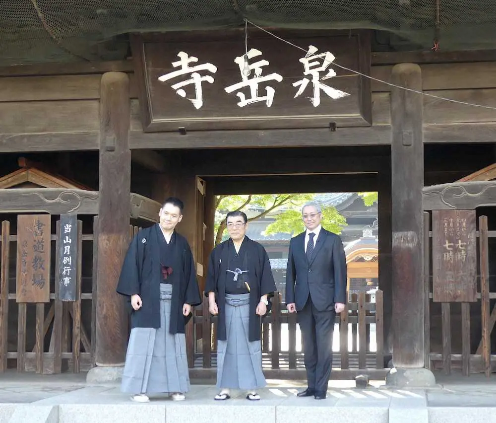 東京・高輪の泉岳寺で堀部安兵衛墓前で法要を行った（左から）神田伯山、神田松鯉、尾上松緑