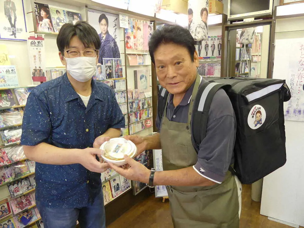 元大関の演歌歌手・増位山太志郎がちゃんこ鍋をレコード店に差し入れ　配達用リュックで“マースーイーツ”