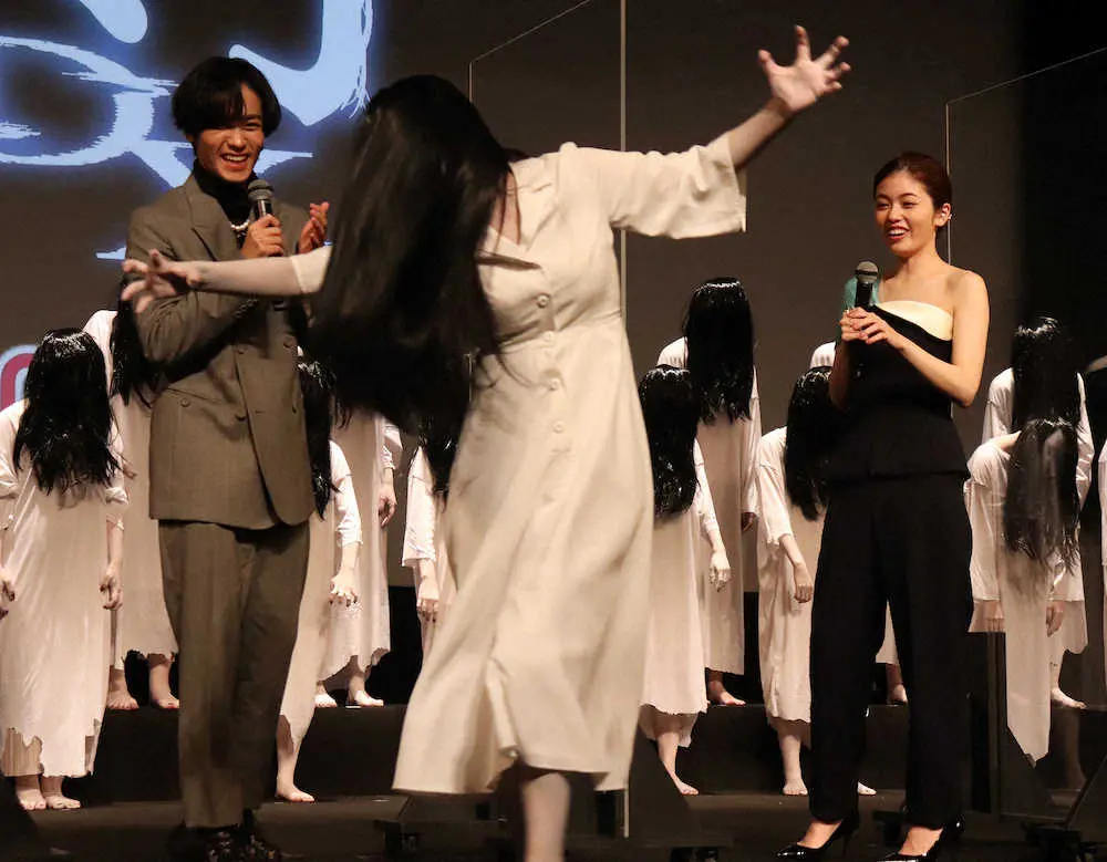 映画「貞子DX」の完成披露試写会で突然現れた貞子軍団に驚く川村壱馬と小芝風花