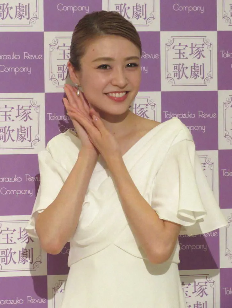 宝塚宙組トップ娘役・潤花が退団会見　真風にもらったピアス付け「最後まで同じ方向向いて歩ける幸せ…」