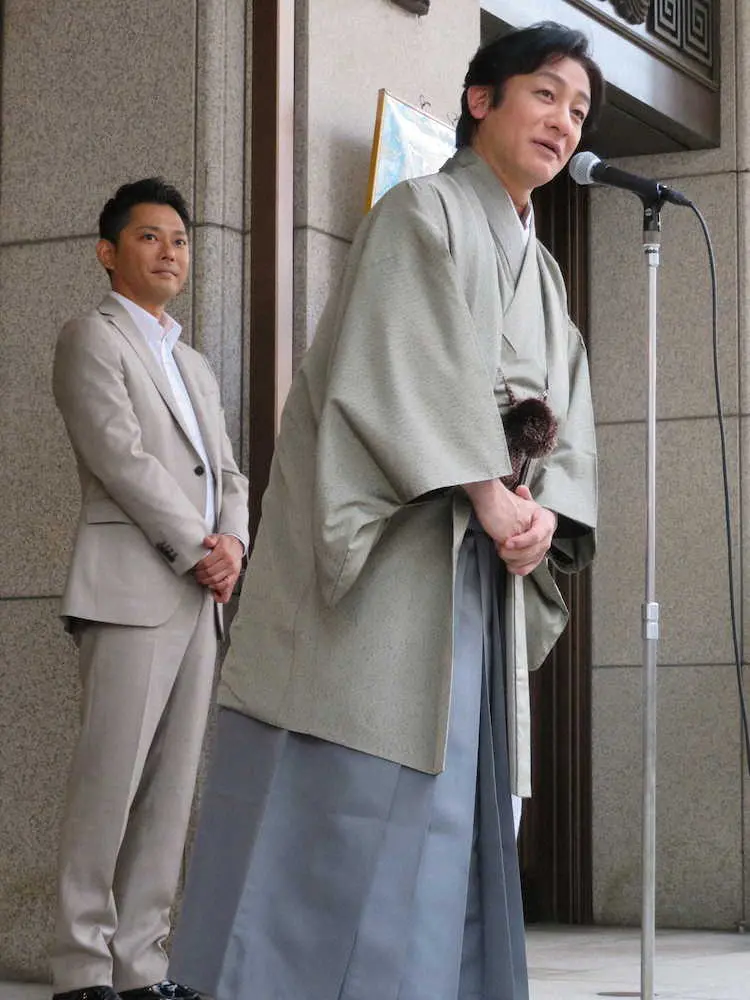 大阪松竹座前で出演舞台のPRイベントに参加した（左から）今井翼、片岡愛之助