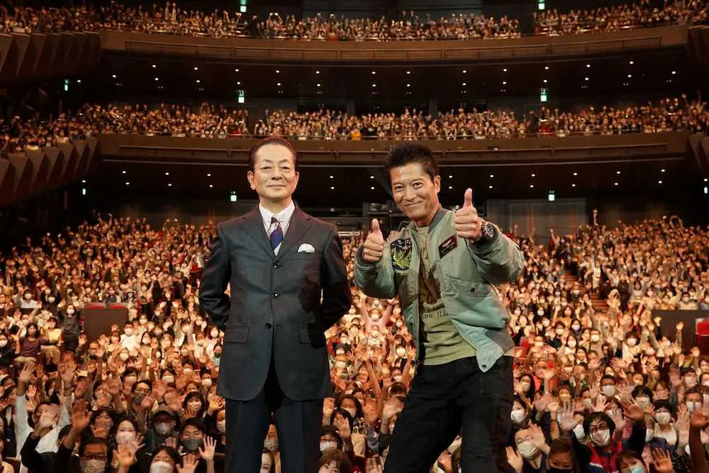 「相棒コンサート―響―2022」の大阪公演でファンをバックに写真撮影する水谷豊（左）、寺脇康文