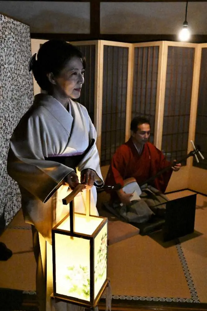 京都・嵯峨の鹿王院で朗読会を開催した、まつむら眞弓と三味線の川合絃生さん