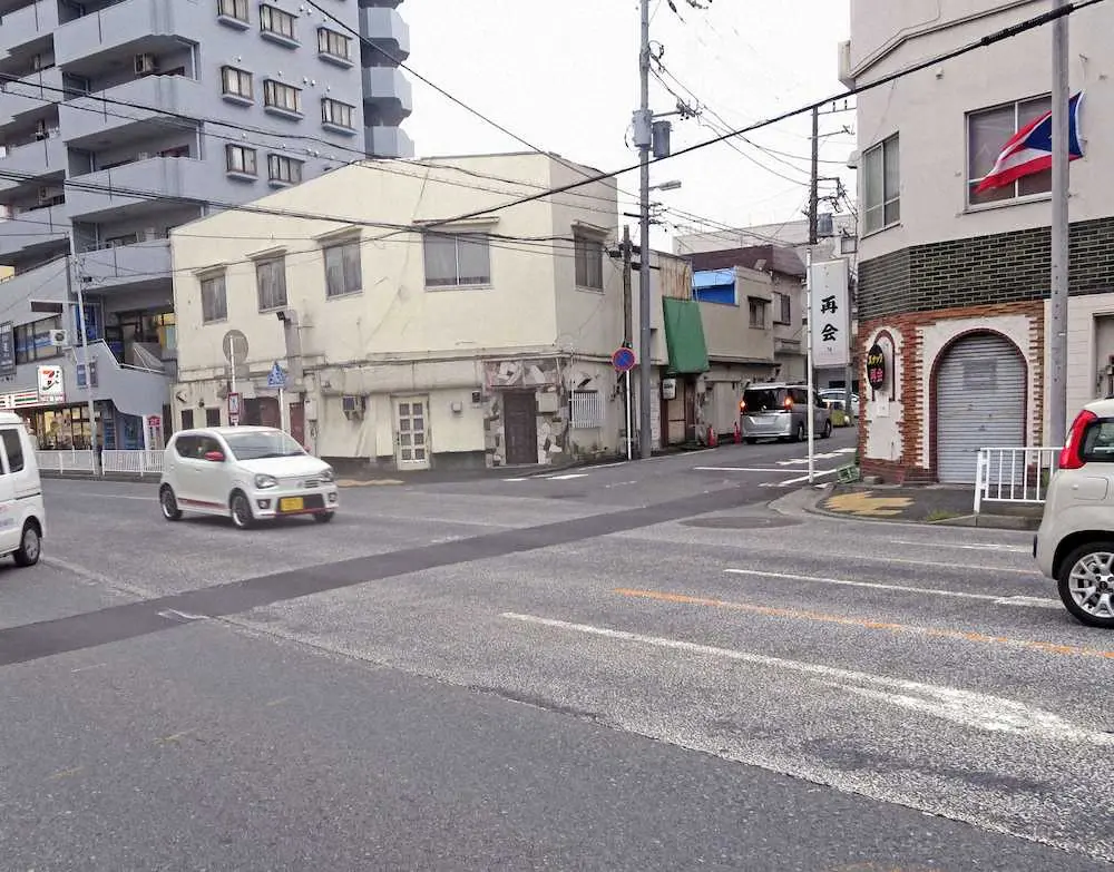 仲本工事さんが乗用車にはねられた交差点付近＝18日午後4時40分、横浜市西区