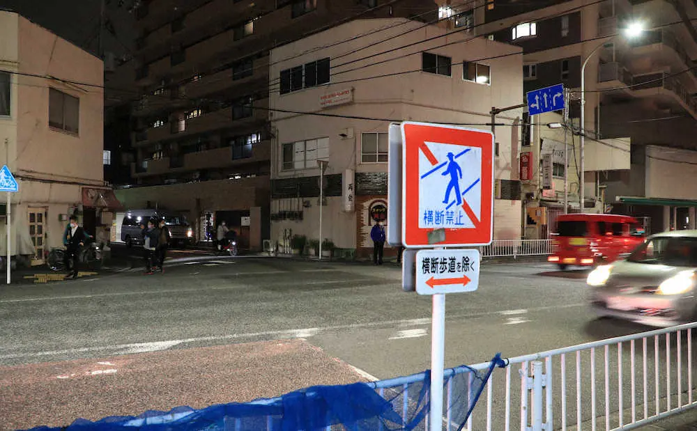 仲本工事の事故現場となる横浜市西区の交差点。奥の道路から手前に渡ろうとした。横断歩道はない（撮影・篠原岳夫）