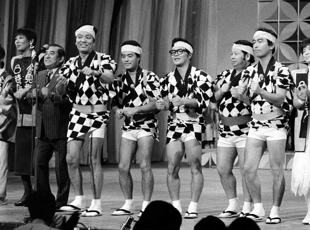 TBS「８時だョ！全員集合」最終放送。（左から）和田アキ子、荒井注さん、いかりや長介さん、加藤茶、仲本工事さん、高木ブー、志村けんさん。1985年9月28日撮影