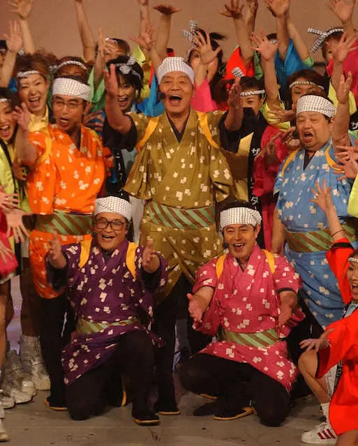 01年12月31日、NHK紅白歌合戦で歌うザ・ドリフターズ（前列左から）仲本工事さん、加藤茶（後列同）志村けんさん、いかりや長介さん、高木ブー