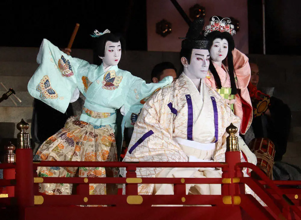奉納歌舞伎で「雪月花三景　仲国」を踊る市川海老蔵、堀越勸玄くん（左）、市川ぼたん