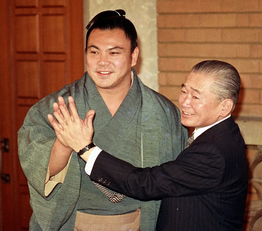 1989年、緊張の面持ちでスポーツ大賞授与式に臨んだ千代の富士も竹下首相（当時）に手のひらの大きさ比べを求められ思わず笑み
