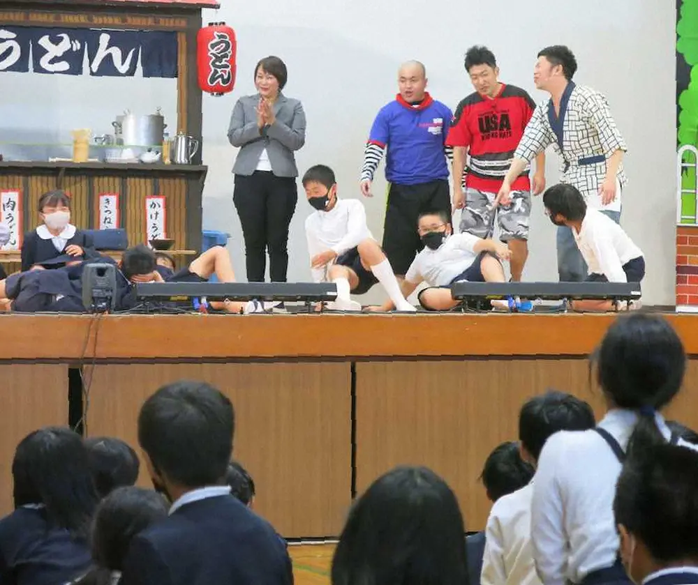 奈良・白橿北小学校でミニ新喜劇を披露。子どもたちに“ズッコケ”を指導して笑いを誘った（左から）五十嵐サキ、多和田上人、レイチェル、吉田裕