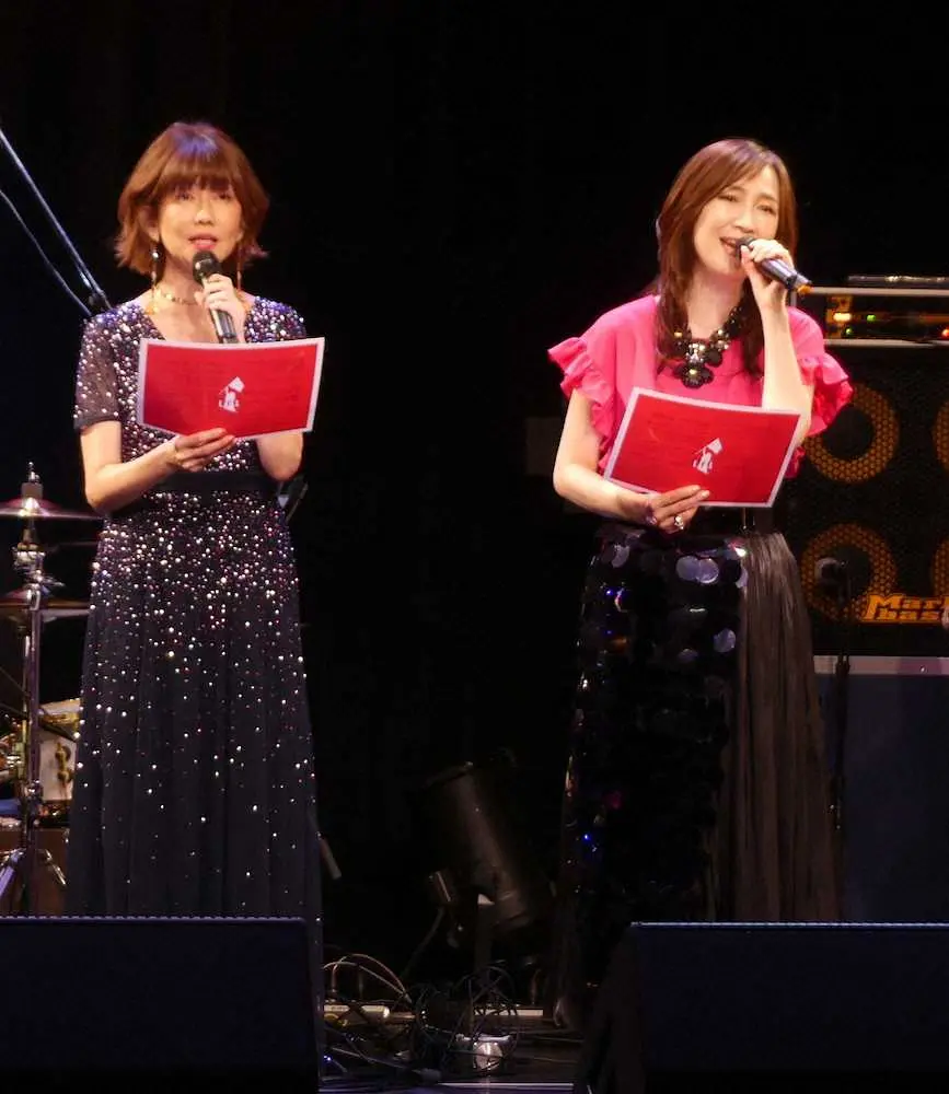 「アメイジング・グレイス」を歌唱する松本伊代（左）と森口博子