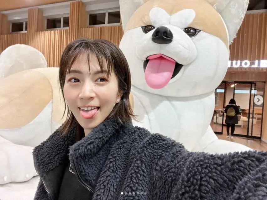 安田美沙子　秋田犬との“舌出しショット”姿公開に「たまりませぬ」「いい顔ですね」「カワイイ」