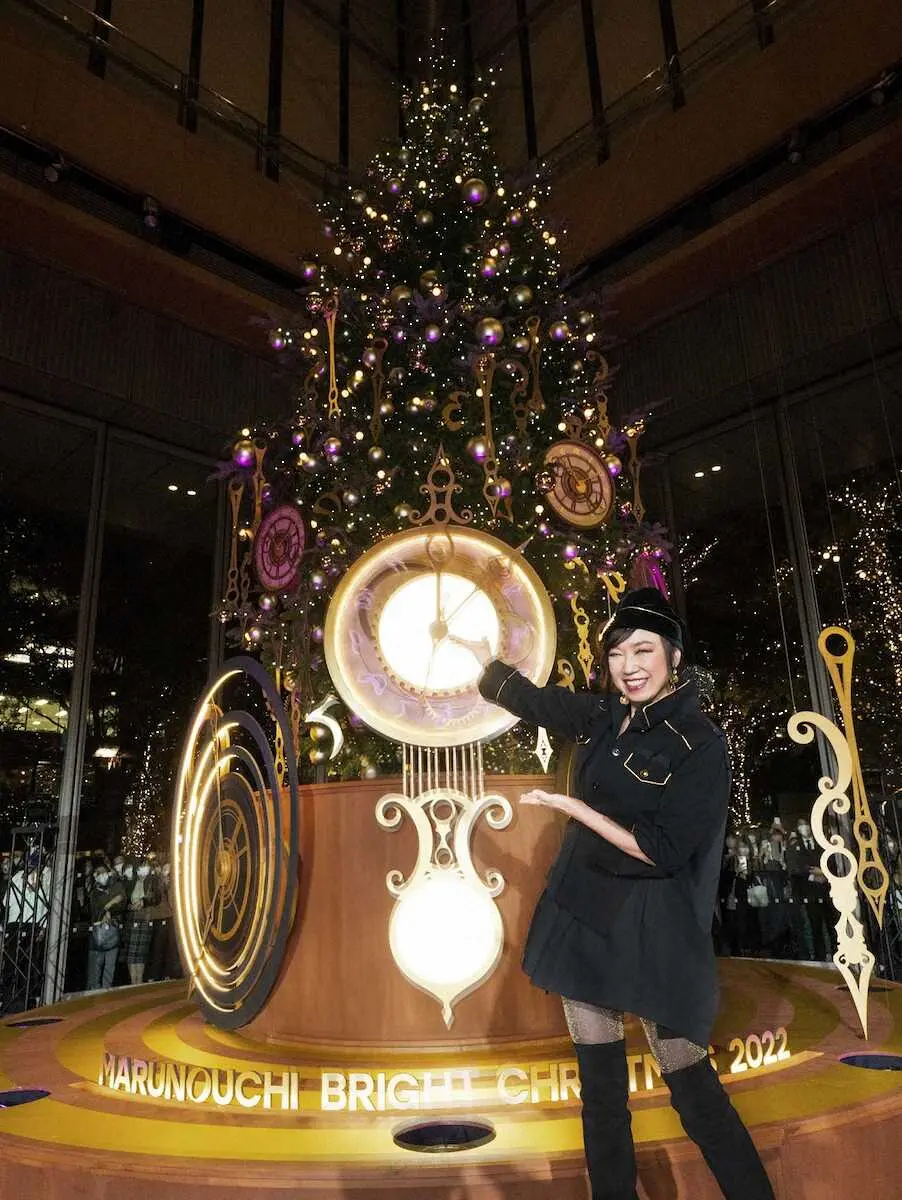 松任谷由実　時計をモチーフにしたクリスマスツリーに感激「見事点灯しましたね」