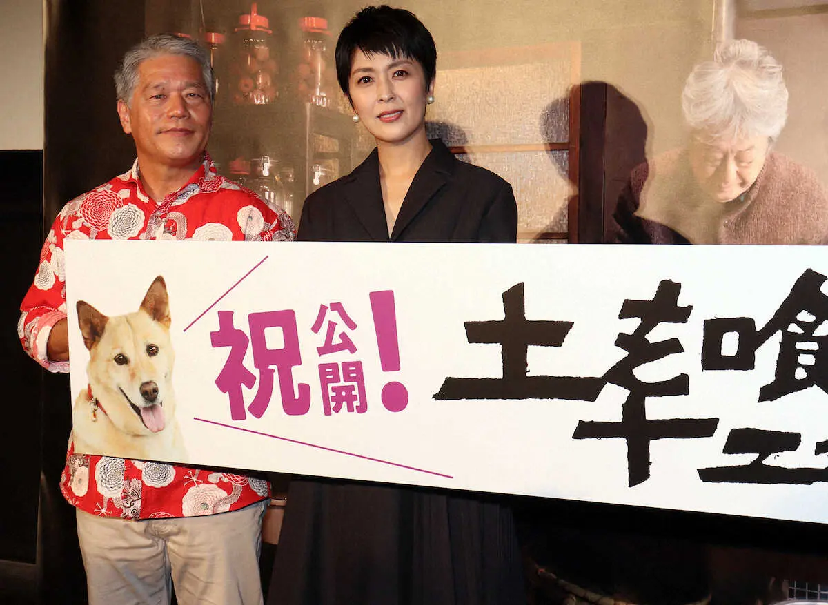 映画「土を喰らう十二ヵ月」の初日舞台あいさつを行った中江裕司監督（左）と松たか子
