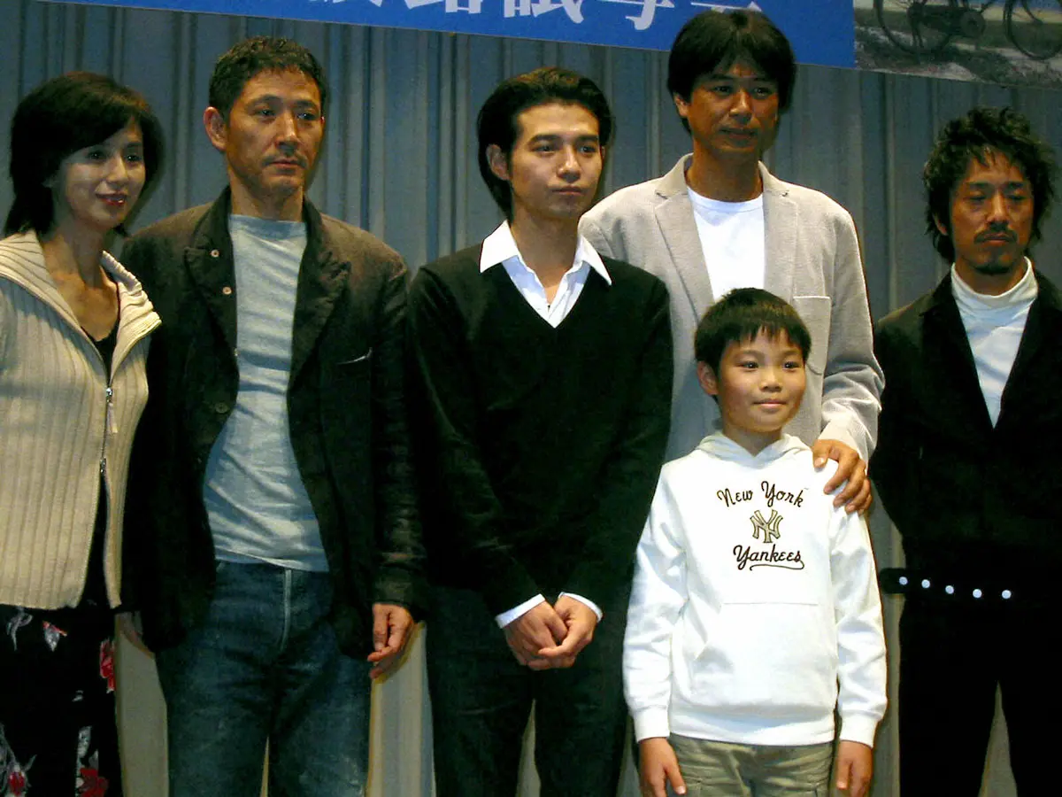 「Dr.コトー診療所2004」完成試写会に出席した（左から）女優・朝加真由美、小林薫、主演俳優・吉岡秀隆、時任三郎、富岡涼、筧利夫