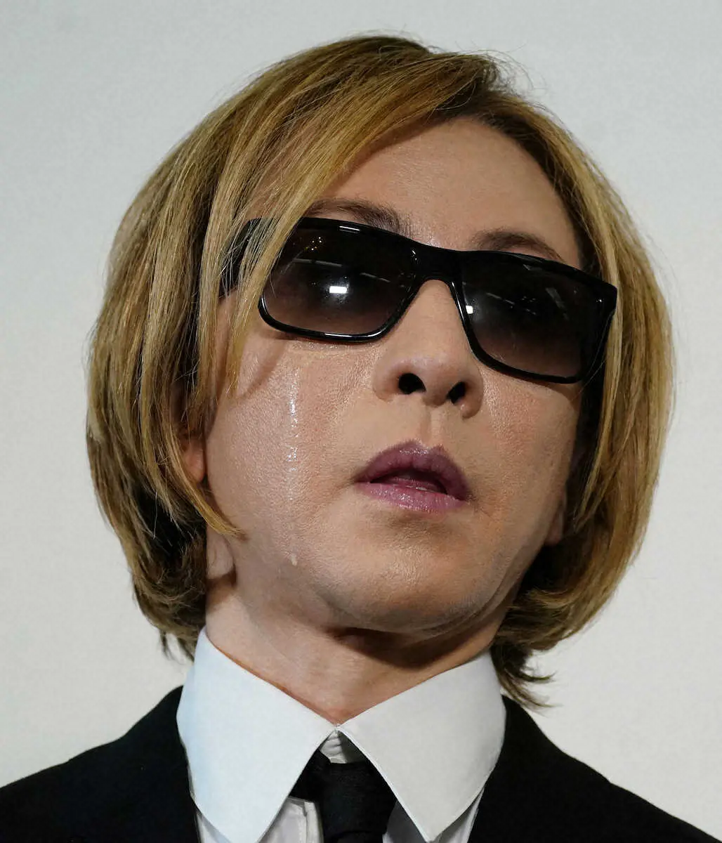 YOSHIさん告別式でYOSHIKIが見せた涙　「世界を獲ろう」思い背負って世界へ羽ばたく