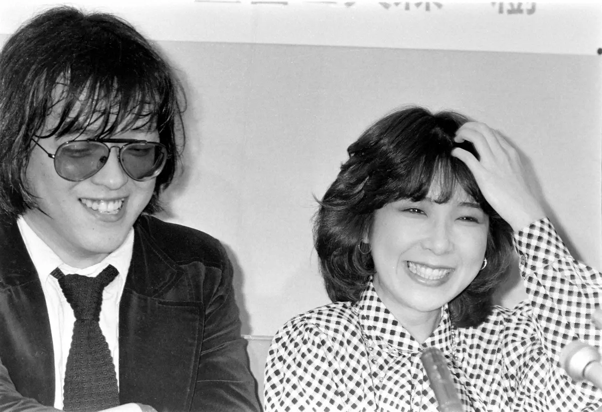 80年、「ヒポクラテスたち」で映画初出演の伊藤蘭と笑顔を見せる大森一樹監督