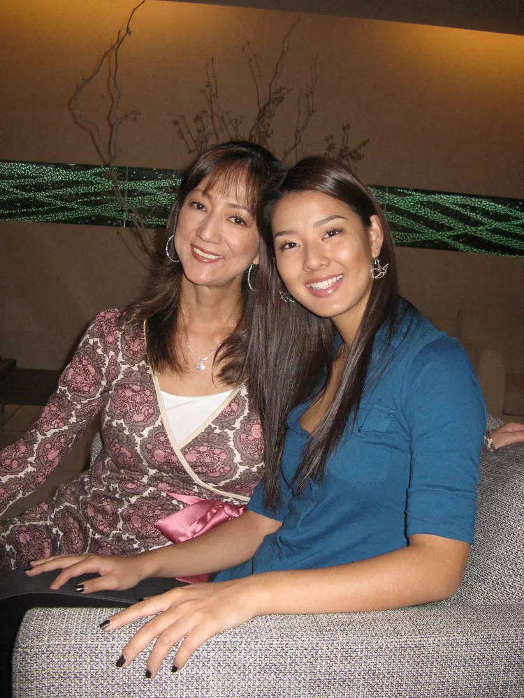 舞台でヒロイン役に抜てきされ、母で女優の松原千明さん（左）に激励されるモデルのすみれ（2012年撮影）
