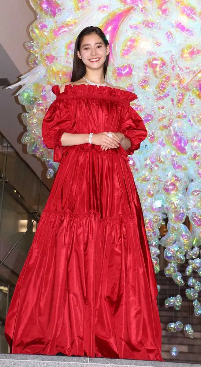 新木優子　真っ赤なロングドレス姿で“クリスマスの誓い”「見ている人にキラキラした感情、感動を」