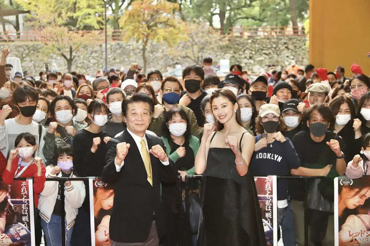 たくさんのファンの前でファイティングポーズを取る朝比奈彩（右）と雑賀俊朗監督