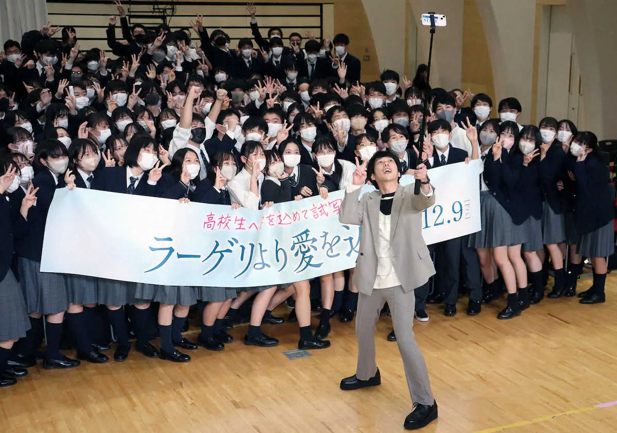 嵐・二宮和也　主演映画試写会にサプライズ登場！高校生の理解力に驚き「年齢関係なく伝わった」