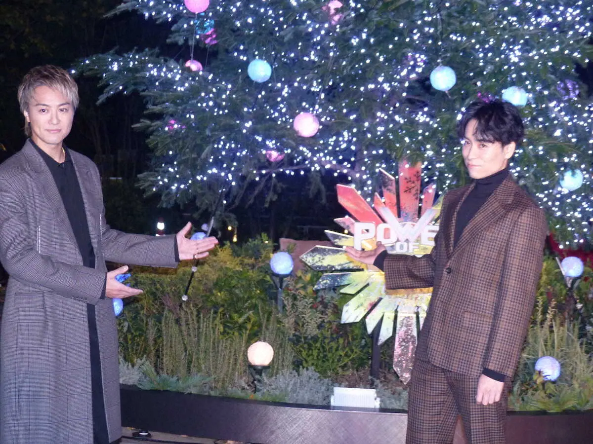 ツリー点灯式に出席したTAKAHIRO（左）とTETSUYA