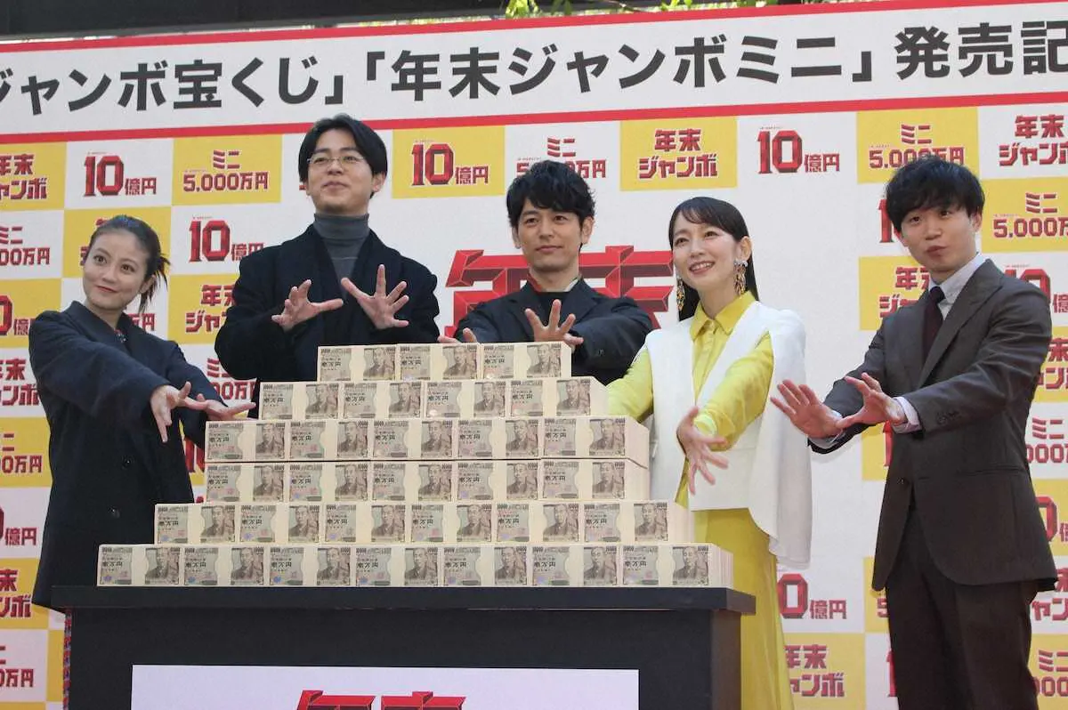 発売記念イベントに登場した（右から）矢本悠馬、吉岡里帆、妻夫木聡、成田凌、今田美桜