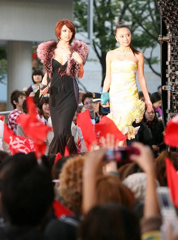 2008年、映画公開前夜祭会場にセクシーな衣装で登場した後藤真希（左）と鈴木亜美